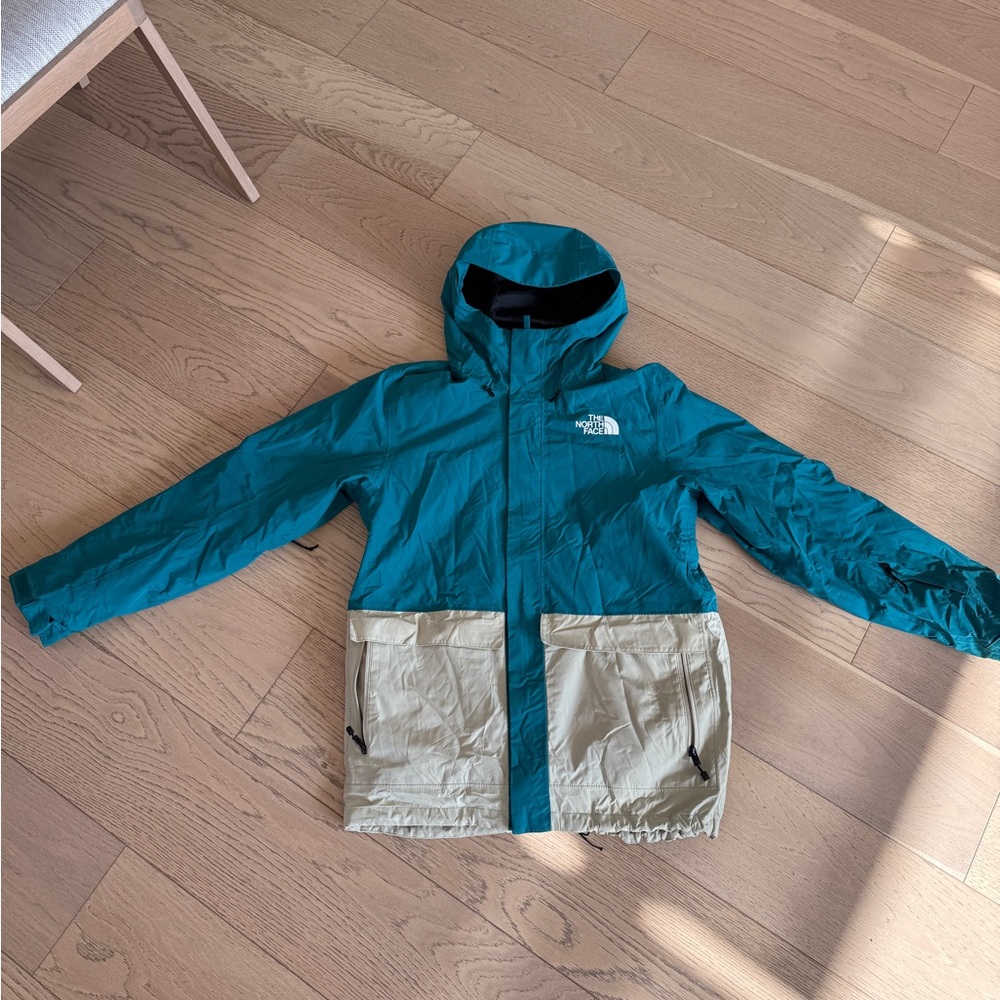 The North Face Teal and Beige Ski Jacket Men’s Medium